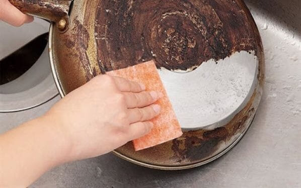 Làm sạch xoong nồi bằng baking soda